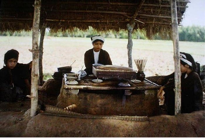 Vẻ đẹp mộc mạc của phụ nữ Việt Nam những năm 1910 đã trở thành chủ đề tác nghiệp hấp dẫn của các nhiếp ảnh gia. Trong ảnh là những người phụ nữ tại một quán bán hàng ven sông.