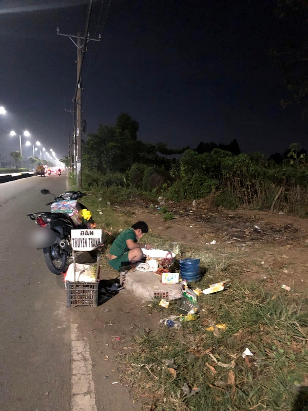  Trời đã tối, những em vẫn chưa về nhà với hy vọng có thể bán được thêm ít đồ. (Ảnh: FB B.P)