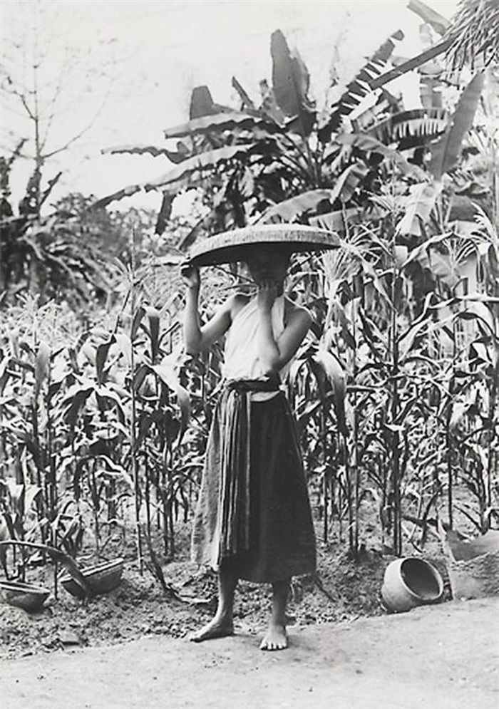 Áo yếm và nón quai thao là trang phục phổ biến của phụ nữ nông thôn Việt Nam cách đây 1 thế kỷ.