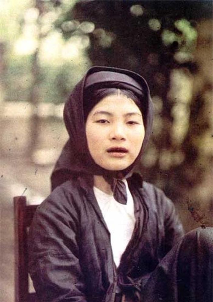Bức ảnh màu tuyệt đẹp về người phụ nữ Việt Nam với răng đen, chít khăn mỏ quạ, mặc áo tứ thân.