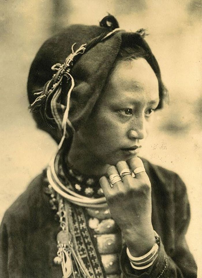 Một phụ nữ người Mán ở bản Pa Kha, tỉnh Sơn La vào khoảng năm 1925.