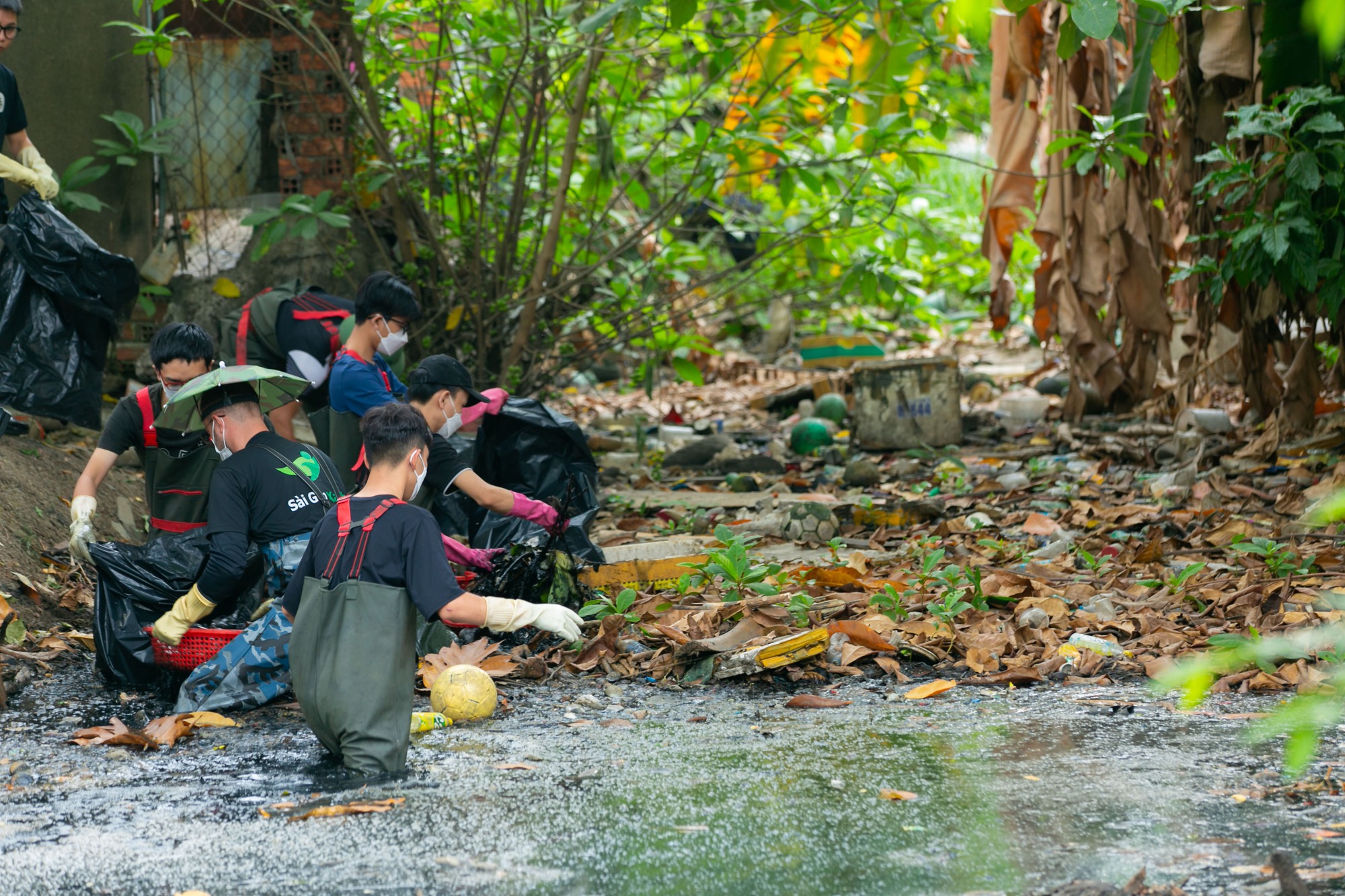 Giới trẻ bây giờ &quot;vượt sướng&quot; xứng đáng được khâm phục: Lội kênh thối, vớt rác trôi kèm kinh phí hoàn toàn tự bỏ! - Ảnh 1.