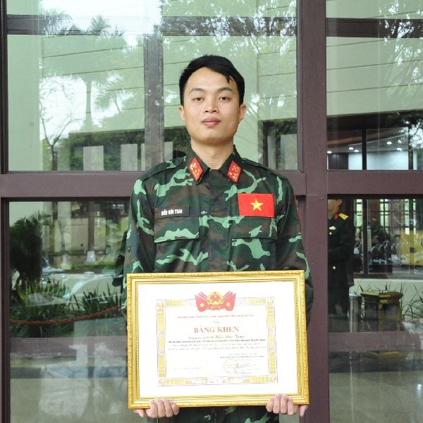  Thượng úy Kiều Đức Toàn được Trung ương Đoàn TNCS Hồ Chí Minh tặng bằng khen. (Ảnh: Tổ Quốc)